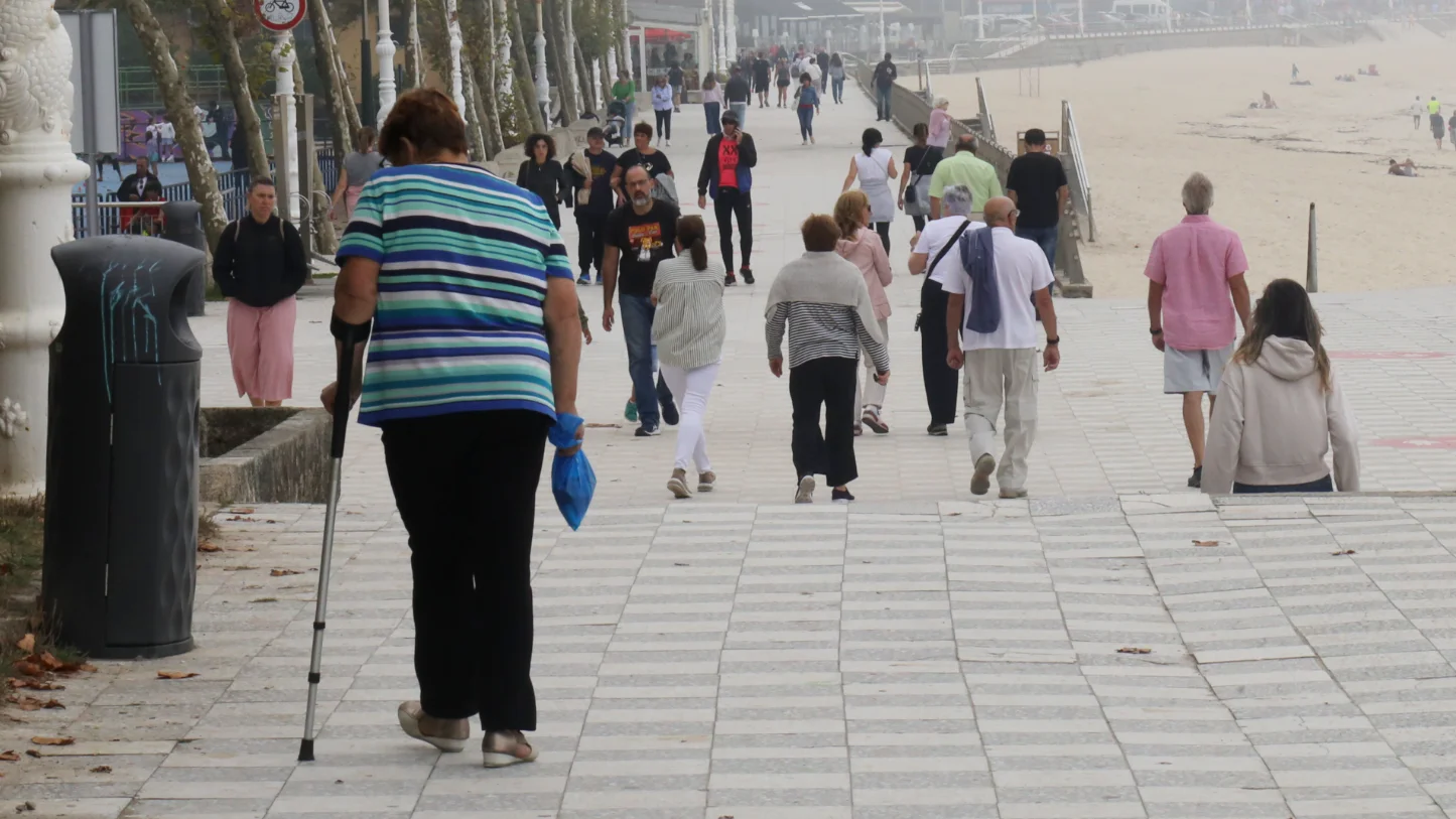 Gente paseando por la playa de Samil